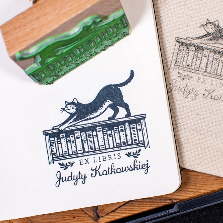 zestaw ex libris kot na komodzie pieczątka do książek