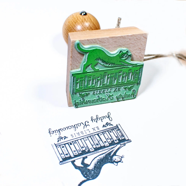 ex libris kot na komodzie stempel