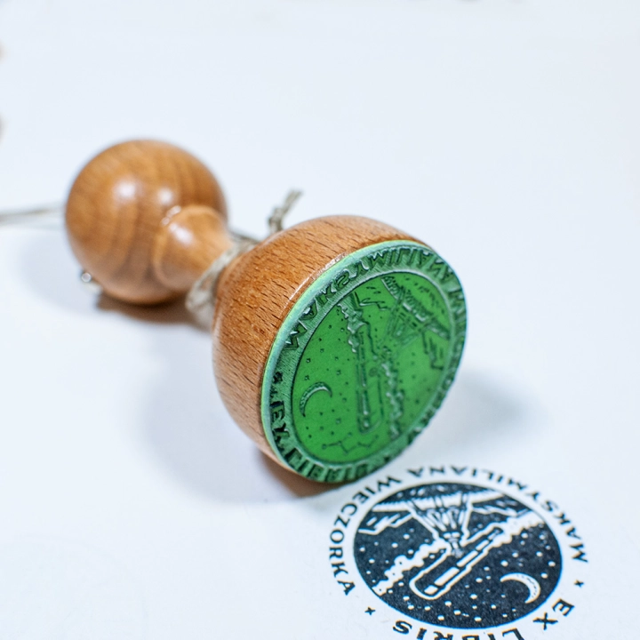 drewniany stempel do książek