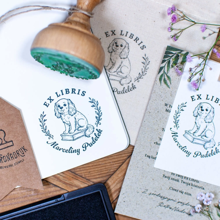 Drewniany stempel Ex Libris Pudelek w zestawie na prezent