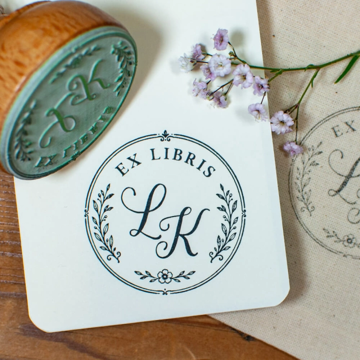Stempel Ex Libris z inicjałami na prezent