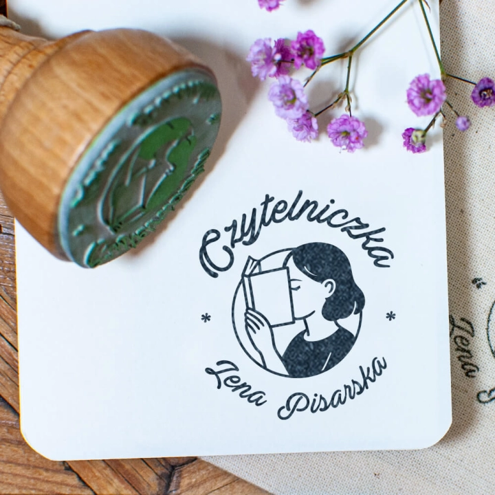 Drewniana pieczątka Ex Libris z czytelniczką – zestaw