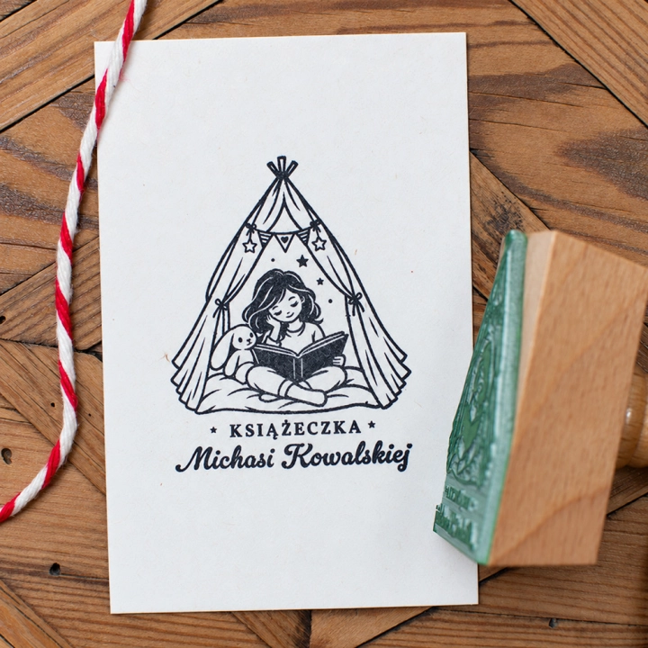 Exlibris z dziewczynką czytającą w namiocie
