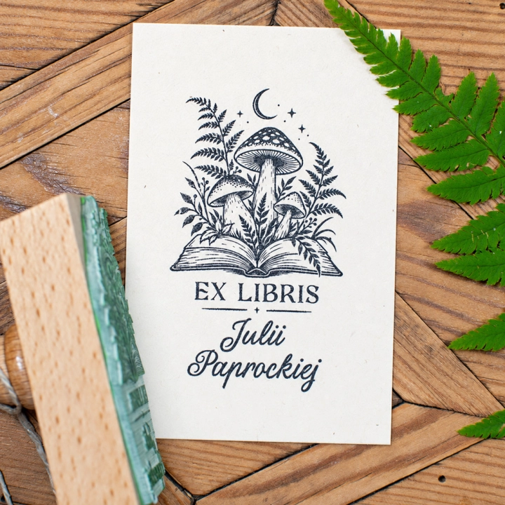Ex Libris stempel z paprociami, grzybami i księgą